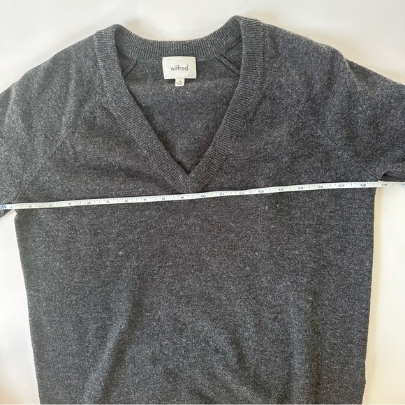 [SOLD] Aritzia Wilfred Grey Wool and Cashmere V-Neck Relaxed Fit Sweater size XS - Picture 9 of 14